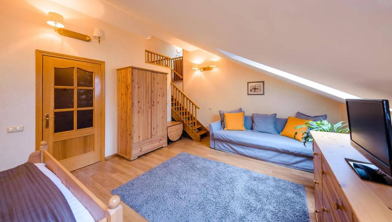 كييف Khreschatyk Suites 0*,