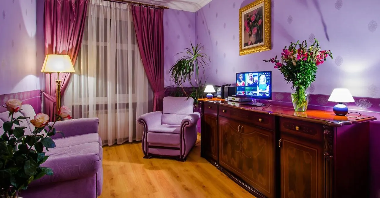 كييف Khreschatyk Suites 0*,